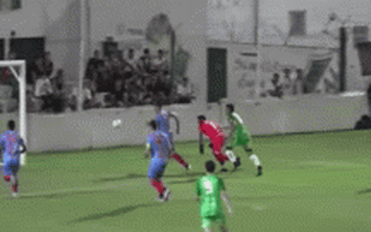 Cầu thủ nổi giận vì trọng tài công nhận 