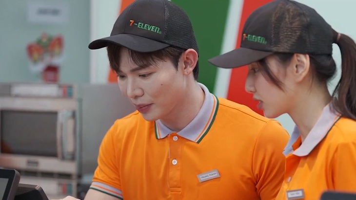 Nàng hậu cùng Erik trải nghiệm công việc nhân viên cửa hàng tiện lợi