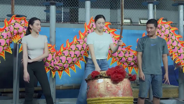 Thùy Tiên và Lương Thùy Linh học múa biểu diễn lân sư rồng