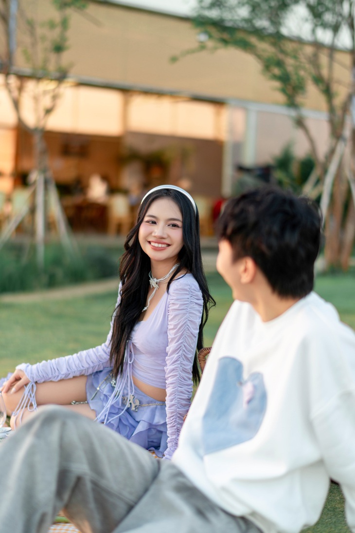 Hương Lý được bạn trai người Hàn ủng hộ việc ca hát và còn đóng chính trong MV đầu tay