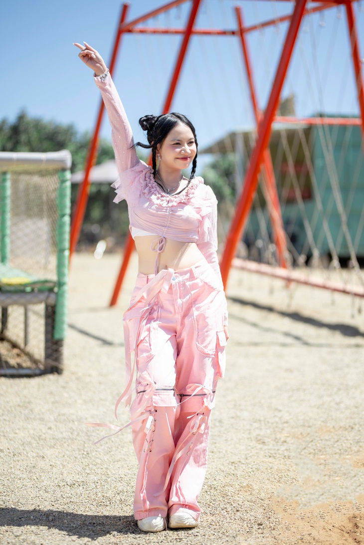 Hot TikToker Hương Lý ra mắt MV đầu tay, tự tin với giọng hát ngọt ngào