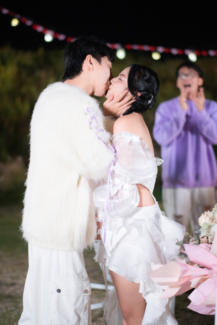 Cả hai trao nhau nụ hôn ngọt ngào 