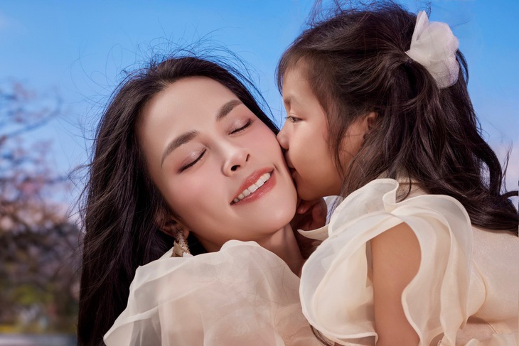 Ngọc Mai gửi gắm trọn vẹn tình cảm trong MV 'Lời ru ánh sáng' với mong muốn: “Chúc cho chúng ta luôn đủ mạnh mẽ, luôn đủ bao dung, yêu thương để thấy rằng ai cũng xứng đáng được hạnh phúc, bình an”.