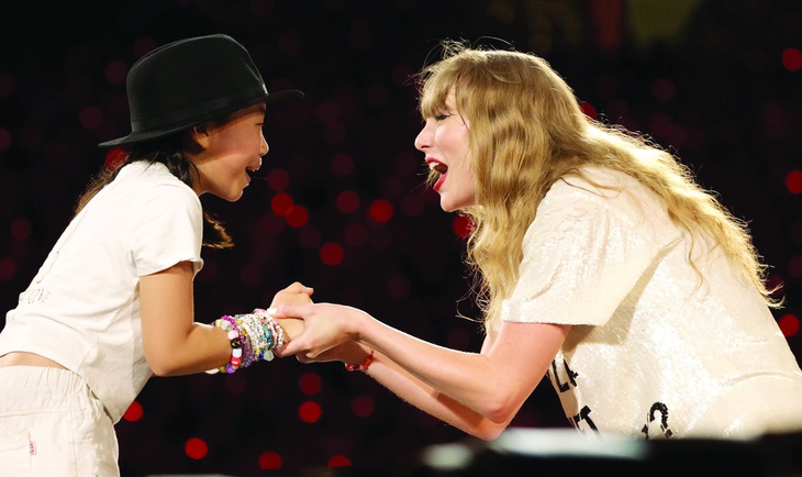 Nữ sinh Singapore Giselle Heng, 11 tuổi, được Taylor Swift bắt tay và tặng mũ trong đêm diễn mở màn ngày 2-3. Ảnh: Vicky Chang