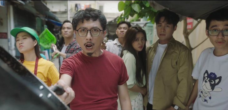 Kim và bạn trai được cư dân xóm nghèo bảo vệ trước đám bạn xấu. Những màn tung hứng duyên, vừa phải của cặp đôi bán phá lấu do Hứa Minh Đạt và Lâm Vỹ Dạ đảm nhận là điểm nhấn đáng yêu của phim.