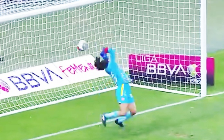 Nữ thủ môn Mexico bắt bóng 