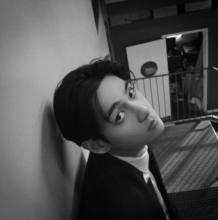 Dân mạng phát sốt với hình ảnh V xỏ khuyên mày, tạo dáng cực suy trong loạt ảnh vừa đăng tải