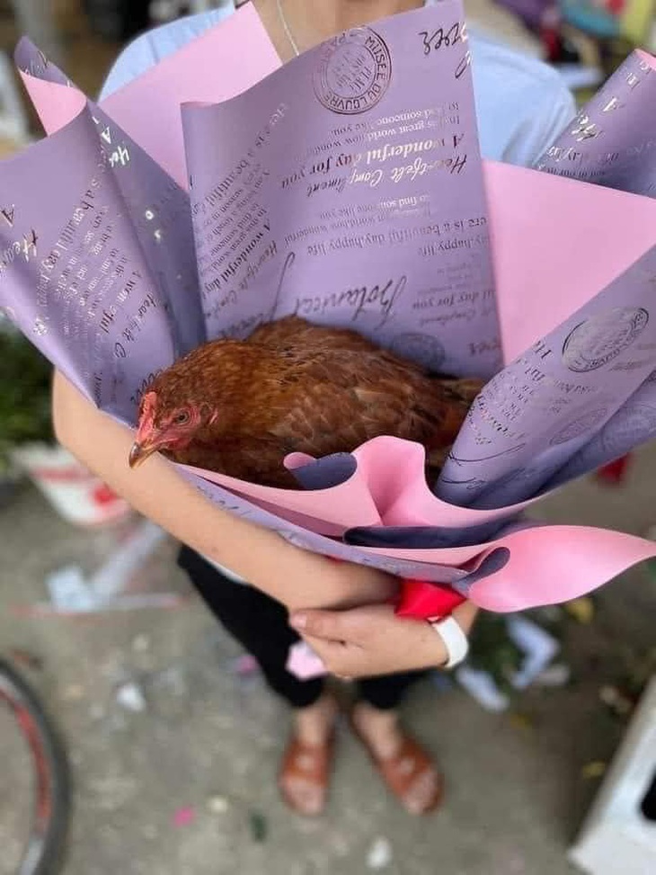 Ngày 8-3 anh tặng em con gà...