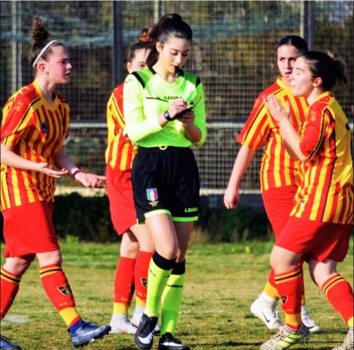Mariangela Presicce đeo đuổi ước mơ làm trọng tài bóng đá - Ảnh: X