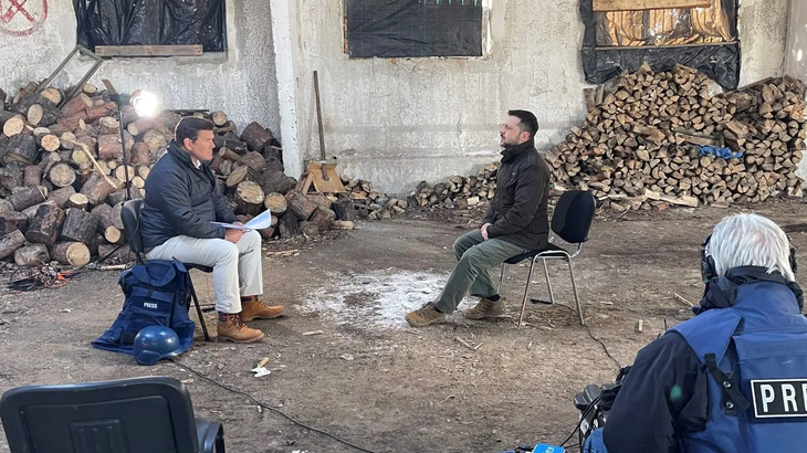 Zelensky (phải) và Bret Baier. Ảnh: The Hill