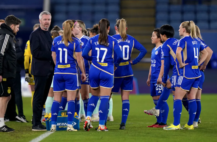 HLV Willie Kirk (thứ hai từ trái sang) bị điều tra quan hệ 'vụng trộm' với học trò - Ảnh: AP