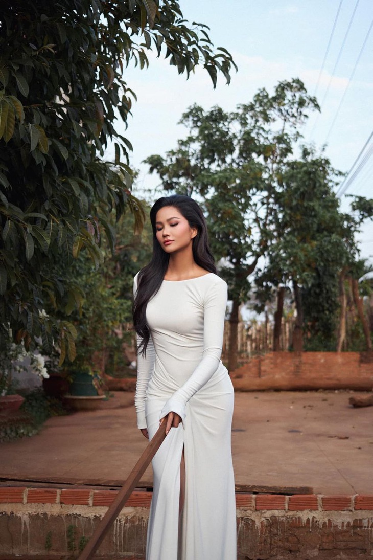 H'Hen Niê gây sốt với tạo dáng cực khí chất khi đang cào phơi tiêu ở quê nhà