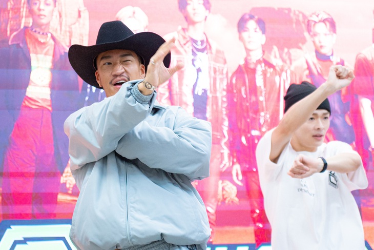 PSYCHIC FEVER from EXILE TRIBE nhiệt tình hát, nhảy cùng sinh viên khoa Nhật Bản học HUTECH