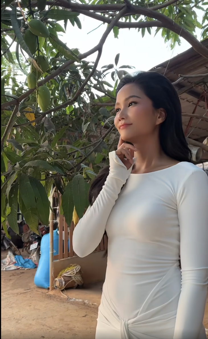 Nàng hậu hồn nhiên trò chuyện cùng trái xoài trên cây và 