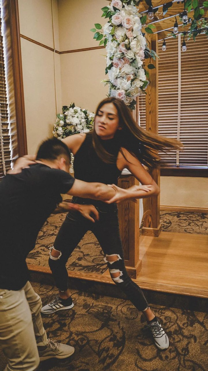 Nàng siêu mẫu hài hước phổ biến "quy tắc làm chồng", yêu cầu bạn đời "nói phải nghe, phải chiều" khi về chung nhà