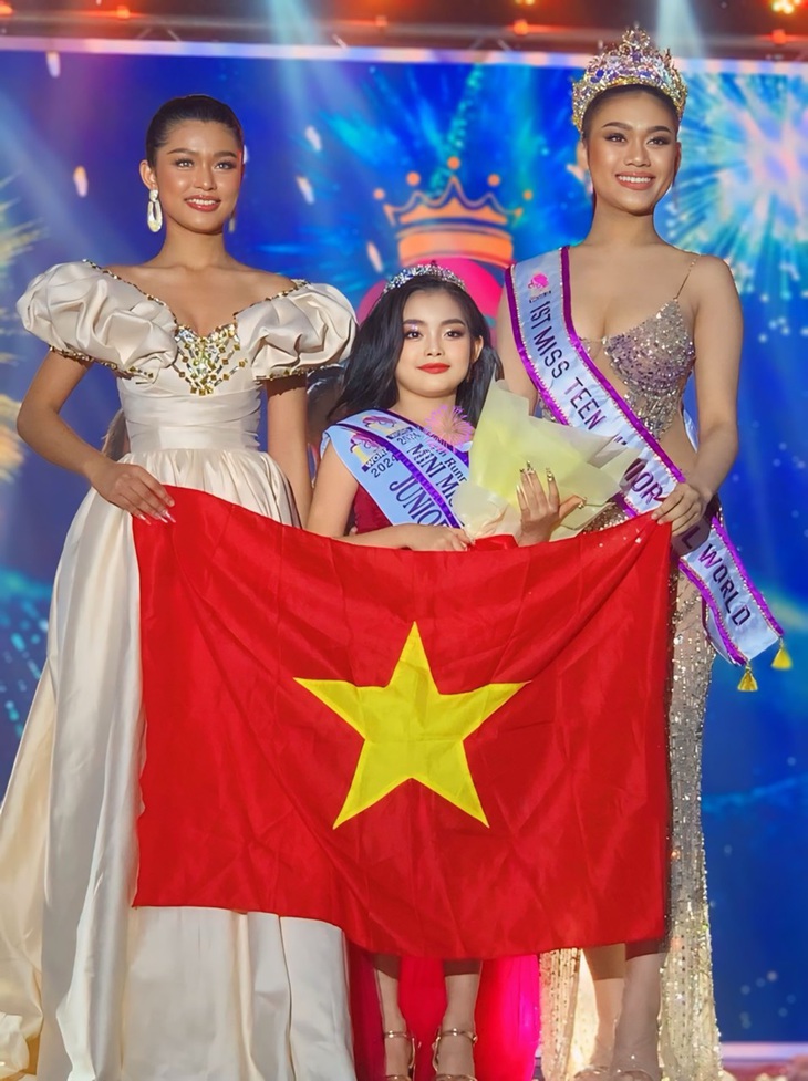 Xuất hiện đầy tự tin, Nguyễn Trần Bảo Linh đã thực sự gây ấn tượng với những đường catwalk chuyên nghiệp, cuốn hút. Đại diện Việt Nam ghi điểm với thần thái rạng rỡ, hô vang tên 