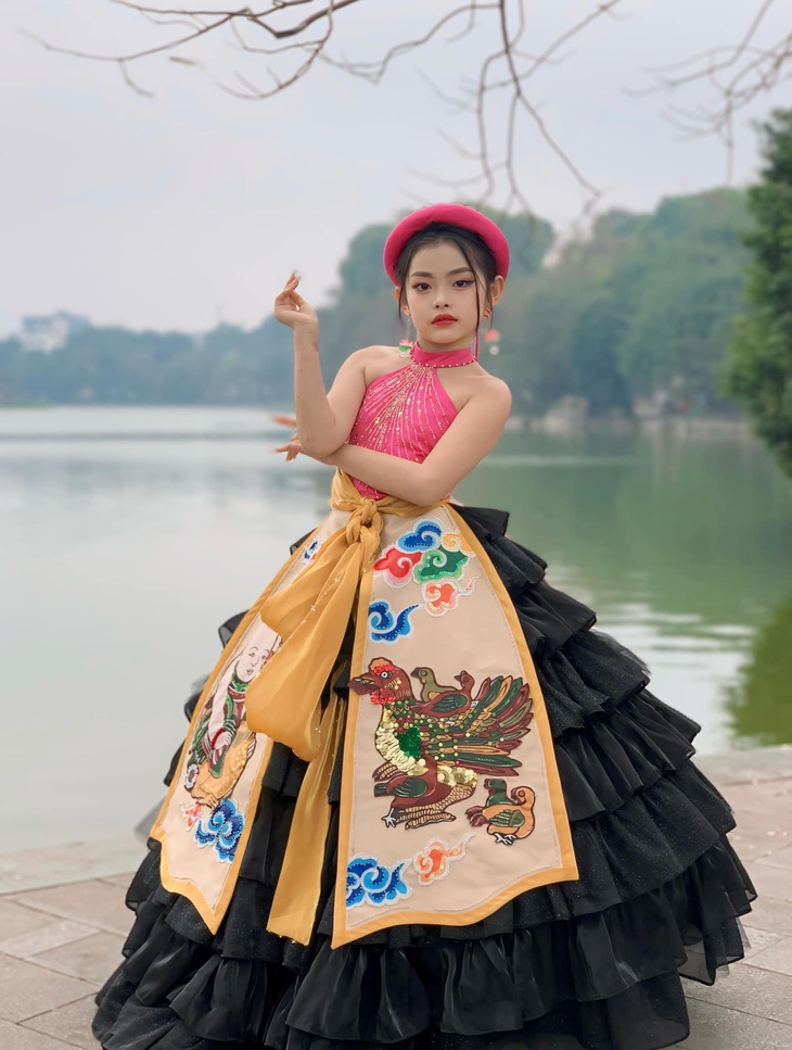 Văn hóa dân gian truyền thống được truyền tải sắc nét, rõ ràng qua những chi tiết điểm nhấn trên trang phục, từ tranh Đông Hồ tới Hàng Trống, từ hát xẩm đến hát xoan... Những tinh hoa mang đậm dấu ấn văn hóa Việt được nhà thiết kế khéo léo tạo nên bằng đường nét tinh tế và kết đính tỉ mỉ trên trang phục.