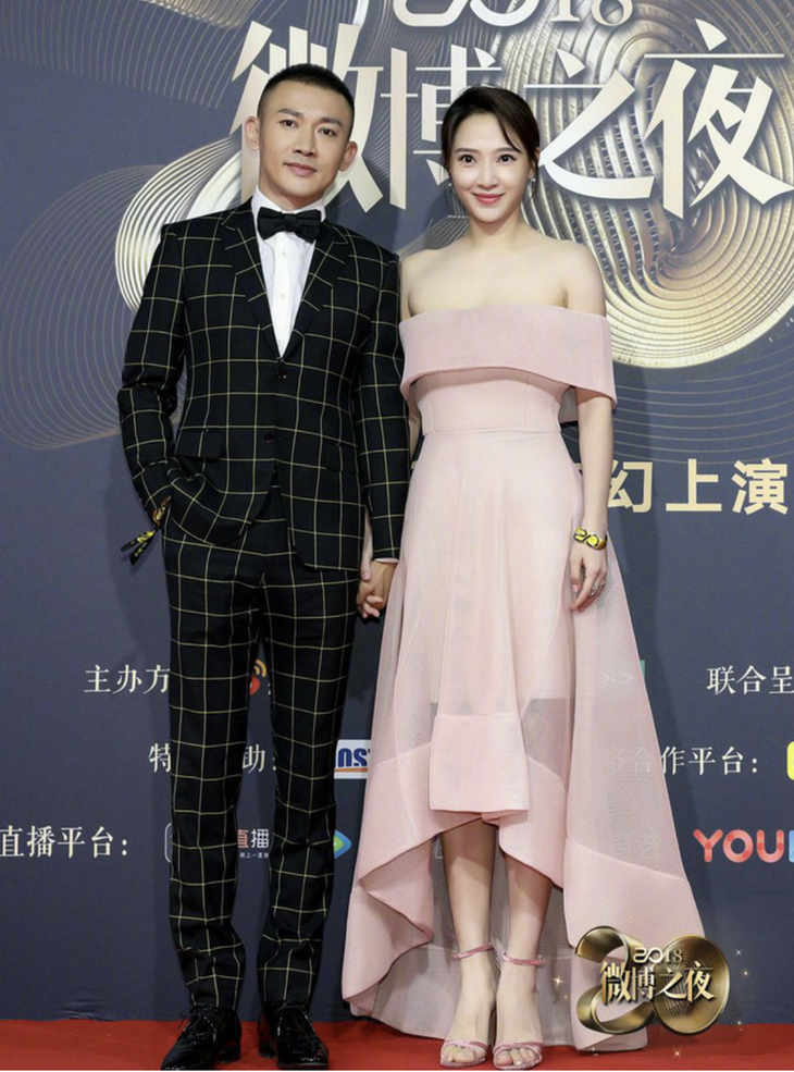 Nhiếp Viễn tay trong tay với bà xã xinh đẹp kém 10 tuổi