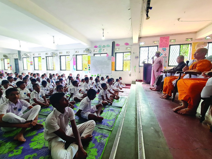 Trẻ em đến chùa giúp việc, dâng hoa cúng Phật, học thiền là hình ảnh quen thuộc.