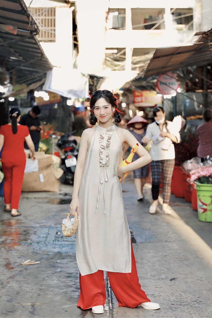 Nguyễn Huỳnh Thanh Trúc sinh năm 2002 và sống ở TP.HCM. Hiện cô đang là sinh viên năm cuối chuyên ngành diễn viên của Trường đại học Sân khấu Điện ảnh TP.HCM.&nbsp;Vai diễn đầu tay của Nguyễn Huỳnh Thanh Trúc là Châu Nữ trong phim 'Mộng ước tương lai', được phát sóng trên đài Hậu Giang năm 2022.