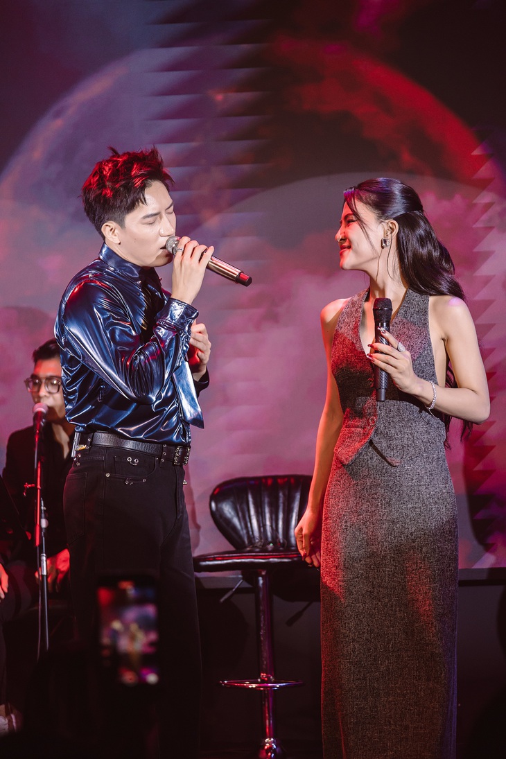 Hà Nhi và Anh Tú thăng hoa trong đêm nhạc phòng trà.