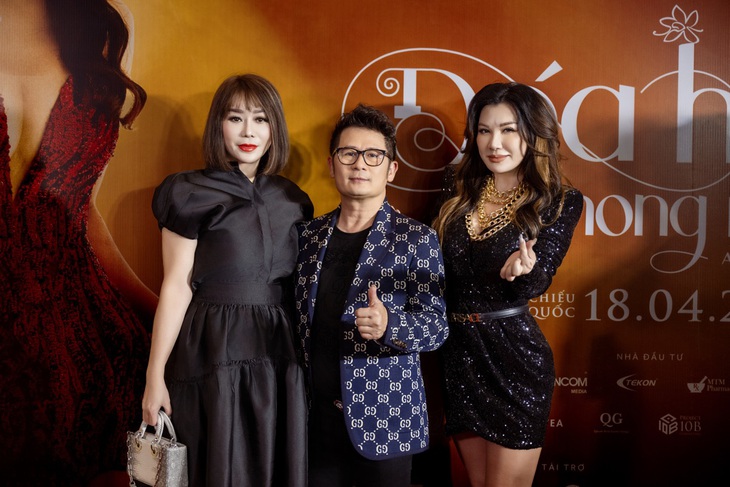 Bằng Kiều có mặt tại buổi ra mắt phim 'Đóa hoa mong manh' chúc mừng Trizzie Phương Trinh (phải).