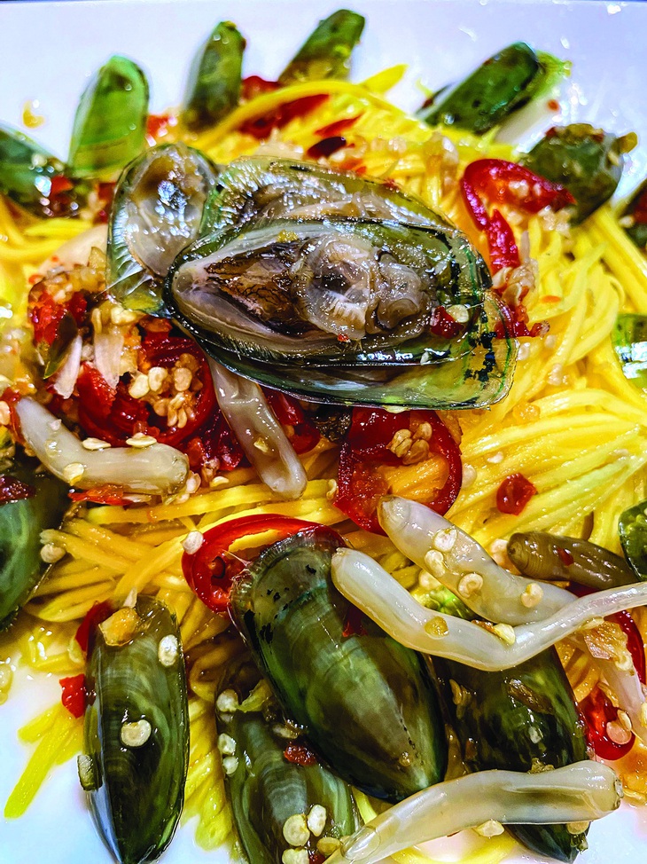 Món mắm cà xỉu trộn xoài xanh của xứ Hà Tiên. Ảnh: Huy Thọ