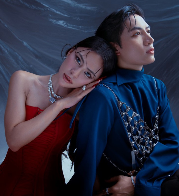 Vốn là 2 giọng ca “gây sát thương” với những ca khúc chạm đến tâm hồn người nghe, sự kết hợp chính thức của cả hai trong Khước từ càng khiến khán giả yêu mến, say mê.