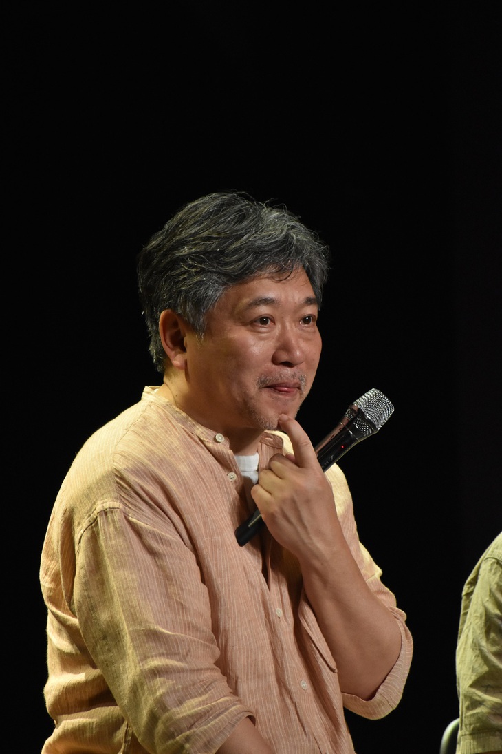 Trong suốt buổi giao lưu, khán giả sẽ bắt gặp một Kore-eda đĩnh đạc và điềm tĩnh, hiếm khi thể hiện cảm xúc, ngay cả với sự nồng nhiệt của fan hâm mộ dành cho ông.