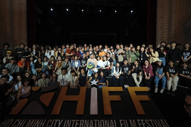 Đạo diễn Kore-eda sẵn sàng ngồi lại đến tận khuya để đáp lại tình cảm nồng nhiệt mà khán giả dành cho mình. 