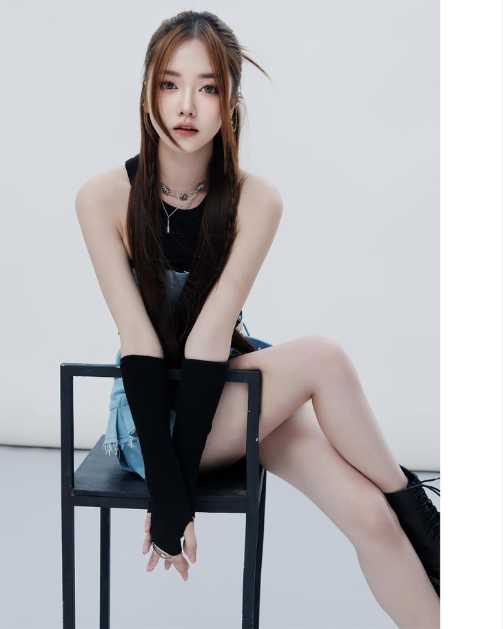 Theo đuổi nghệ thuật với tinh thần nghiêm túc và được định hướng bởi đội ngũ ê kíp chuyên nghiệp, giọng ca gen Z được dự đoán sẽ trở thành một trong những giọng ca gen Z nổi bật của V-pop trong tương lai.