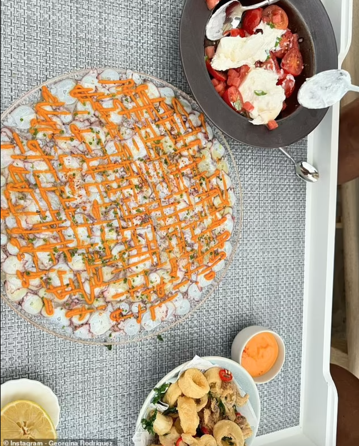 Thức ăn bày biện cho Cristiano Ronaldo và bạn gái - Ảnh: Instagram