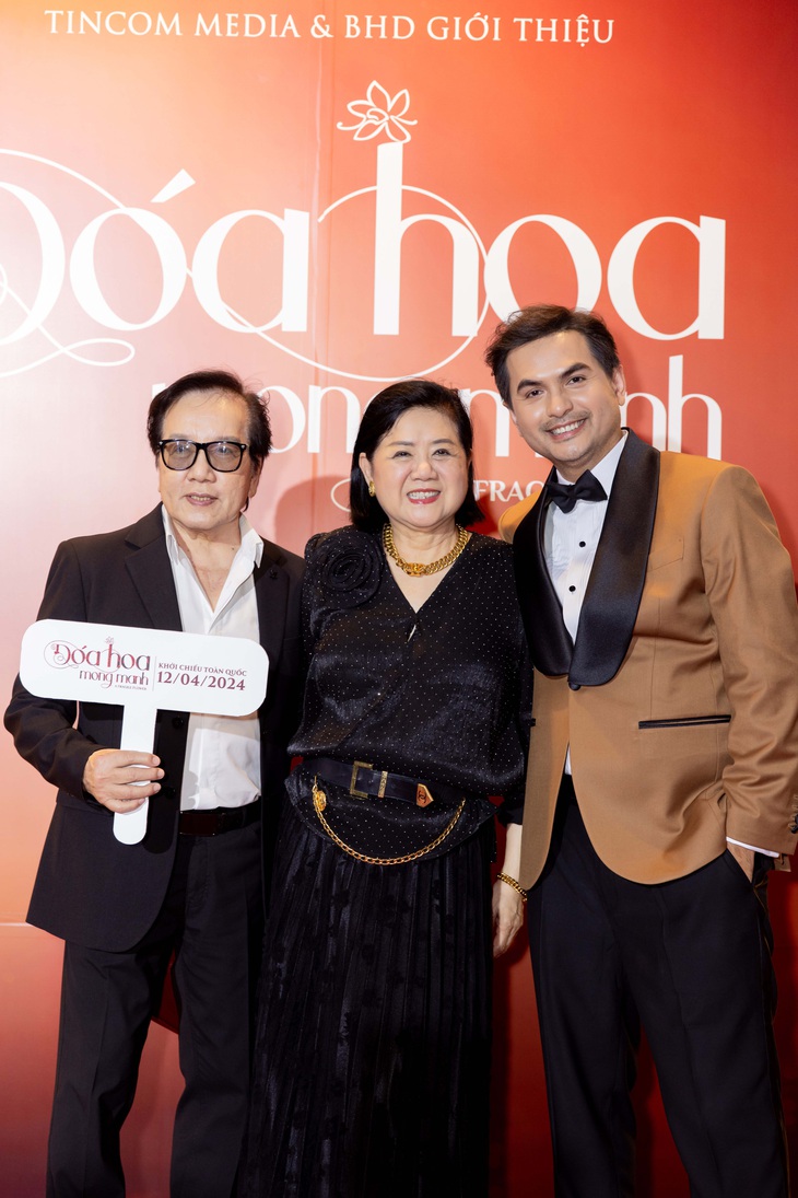 Elvis Phương đến chúc mừng ca sĩ Nhật Hạ cùng diễn viên Đức Tiến. Đây cũng được xem là lần xuất hiện hiếm hoi của nam ca sĩ