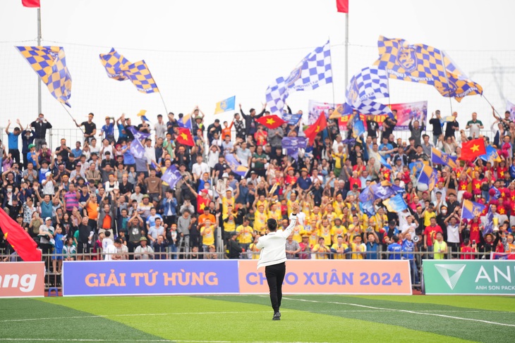 Hoàng Bách mang quan họ Bắc Ninh vào nhạc cổ động bóng đá - Ảnh 4.