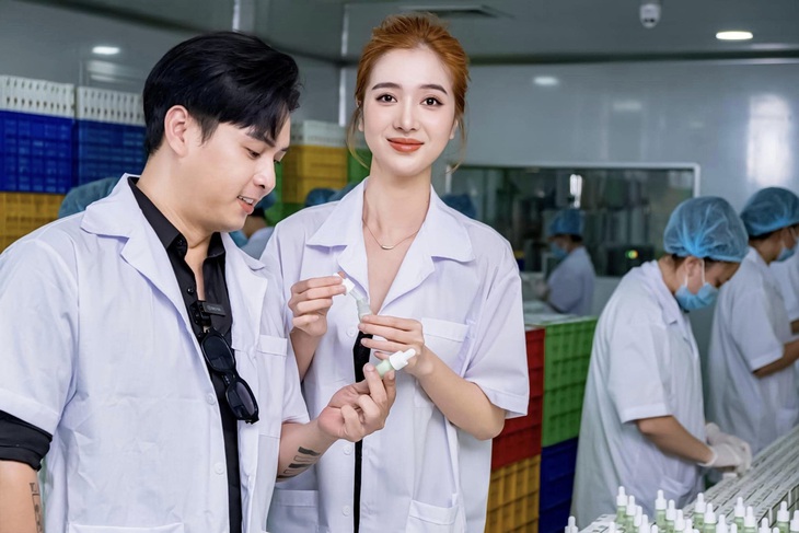 "Sản phẩm gắn liền với hình ảnh của tôi và được đông đảo khán giả đón nhận. Song quá trình vận hành tôi gặp nhiều trở ngại, không còn tiếng nói chung với các cộng sự. Phải ngưng kế hoạch bản thân dành nhiều tâm huyết, đầu tư… Tôi khá buồn, nhưng tôi nghĩ đây là phương án tốt nhất cho khán giả, khách hàng và đối tác của mình”, Hồ Quang Hiếu chia sẻ.