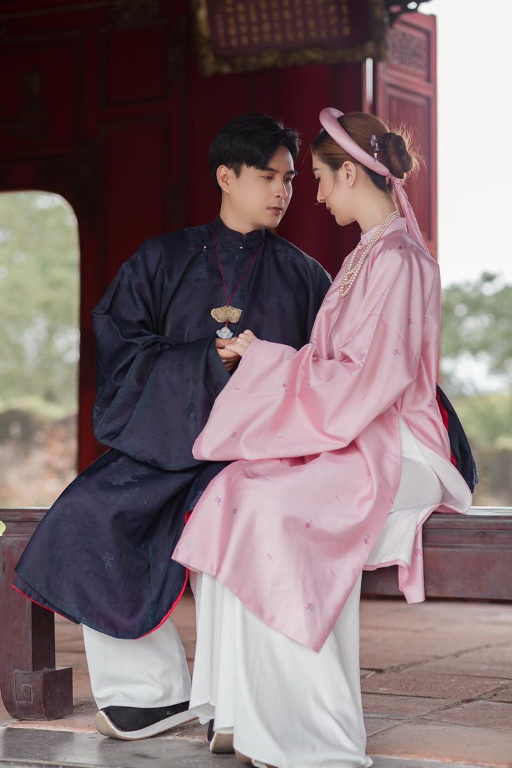 Hiện Hồ Quang Hiếu tập trung chạy show ca hát, lên kế hoạch cho nhiều dự án nghệ thuật sắp tới. Ngoài thời gian cho âm nhạc, ca sĩ chủ yếu ở nhà chăm sóc tổ ấm cùng vợ Tuệ Như - người mẫu quê Cà Mau, sinh năm 2000.