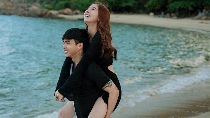 Hồ Quang Hiếu và Tuệ Như đăng ký kết hôn hồi tháng 5-2023, sau vài tháng yêu nhau. Từ khi về chung nhà, cặp đôi thường xuyên đăng tải những khoảnh khắc ngọt ngào trên trang cá nhân, được nhiều khán giả yêu thích, ngưỡng mộ.