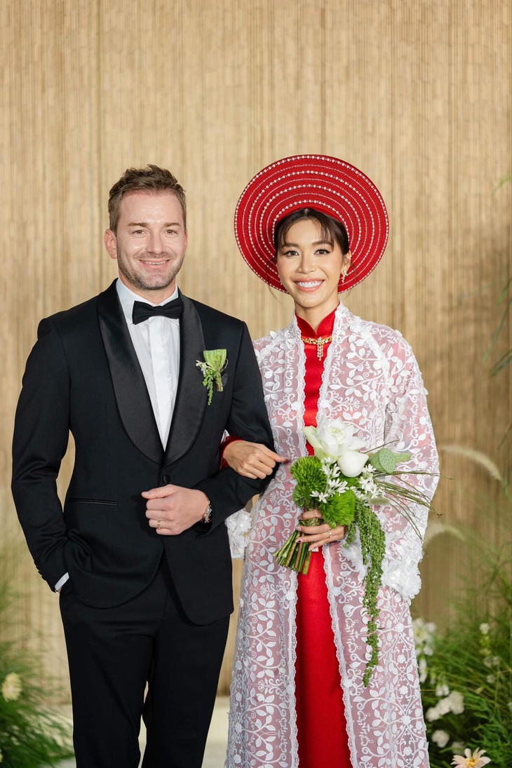 Hình tượng trầu têm cánh phượng trong BST tạo nét lá trầu theo cánh phượng uyển chuyển bên ngoài bao bọc bên trong là quả cau thể hiện ý nghĩa về sự hòa hợp và tình cảm sắt son của đôi lứa.