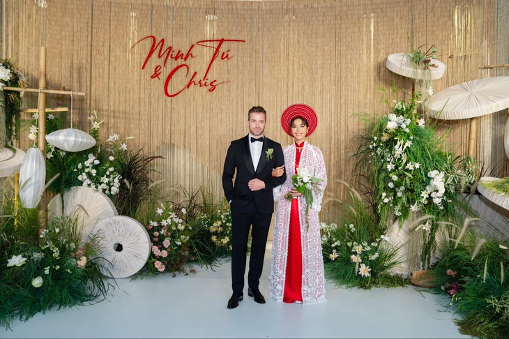 Minh Tú diện áo dài đỏ rực 