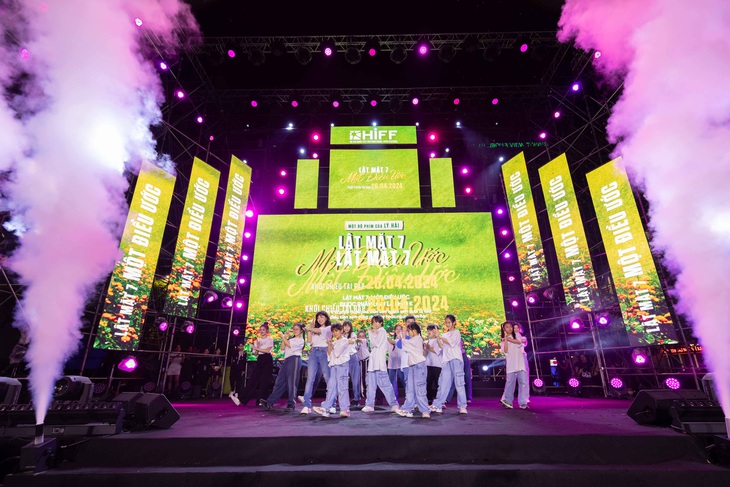 Bốn nhóc tỳ nhà Lý Hải - Minh Hà đã mang đến những vũ đạo sôi động trên nền nhạc Bo xì bo của Hoàng Thùy Linh