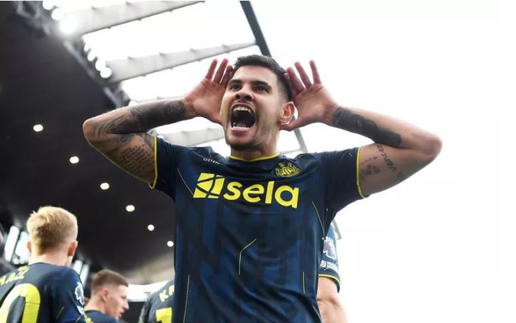 Fan nhí Newcastle bị phát hiện trốn học vì camera truyền hình - Ảnh 5.