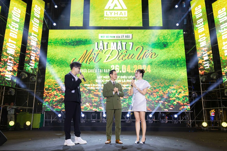 Lý Hải - Minh Hà xúc động trước tình cảm của hàng nghìn người có mặt tại phố đi bộ Nguyễn Huệ dành cho mình cũng như phim Lật mặt