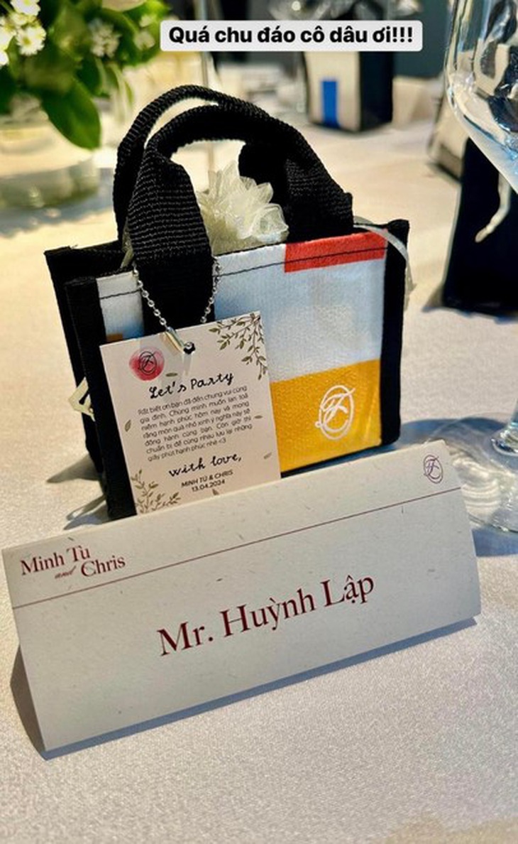 Đặc biệt, thêm một chi tiết khiến nitezen khen ngợi hết lời cô dâu là những phần quà mà vợ chồng Minh Tú chuẩn bị là các sản phẩm tái chế, bao gồm xà phòng được làm thủ công bằng tay, không chứa chất xúc tác như các loại xà phòng công nghiệp thông thường. Bên cạnh đó, chiếc túi tái chế đầy màu sắc bên ngoài càng làm cho phần quà tặng của Minh Tú trở nên khác biệt.