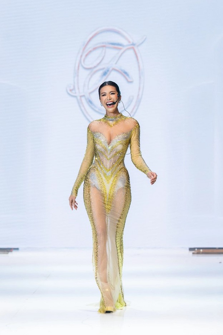 Minh Tú catwalk cực 