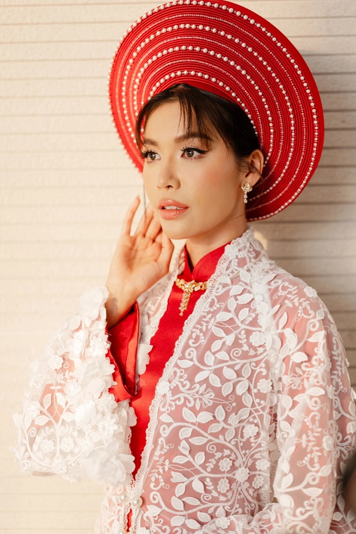 Sự kết hợp hài hòa giữa nét đẹp truyền thống và hiện đại từ trang phục, lối trang điểm đến trang sức vừa tăng nét duyên rạng rỡ, tự tin của cô dâu trong ngày cưới, vừa tôn vẻ dịu dàng đằm thắm của Minh Tú.