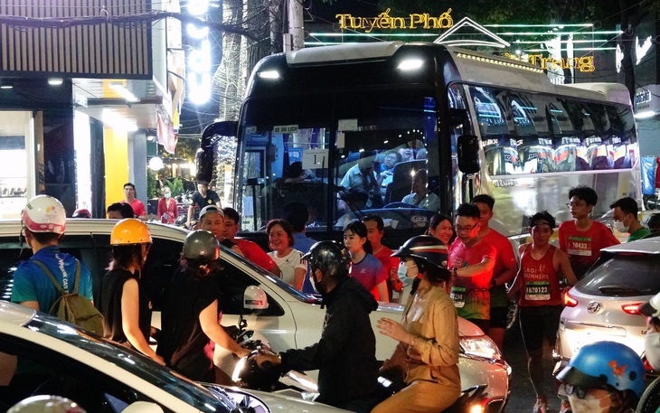 Vận động viên xanh mặt len lỏi qua dòng ô tô, xe máy tại giải marathon Cần Thơ