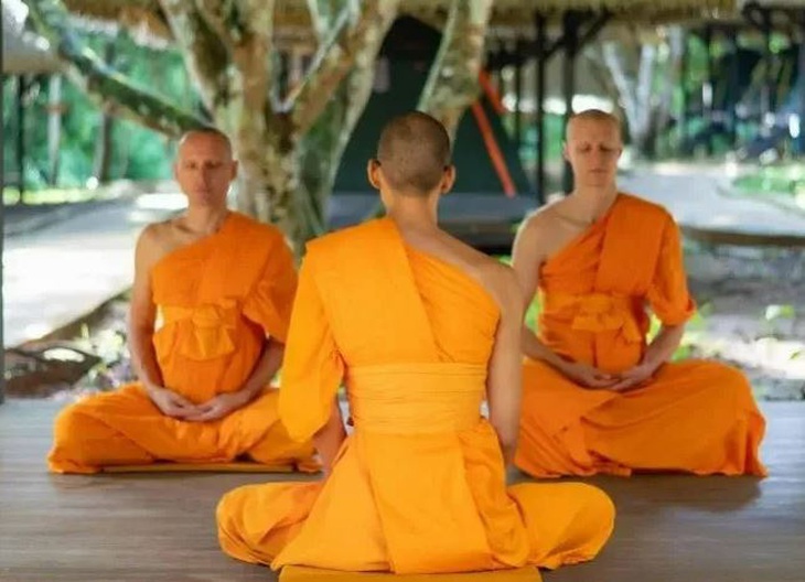 Cầu thủ Kevin Lidin (bìa phải) bỏ sự nghiệp bóng đá để đến Thái Lan xuất gia - Ảnh: The Sun