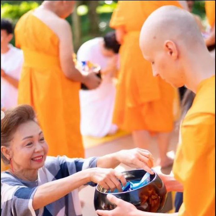 Kevin Lidin trong một buổi đi khất thực - Ảnh: The Sun