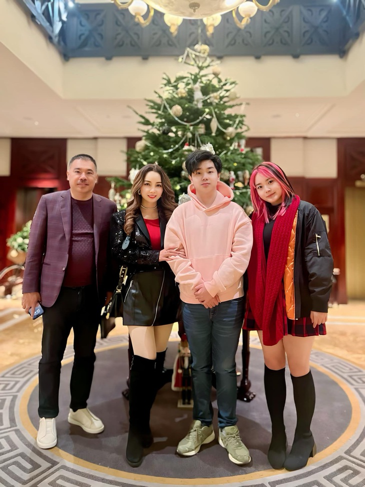 Mai Thu Huyền hạnh phúc bên cạnh ông xã cùng hai người con