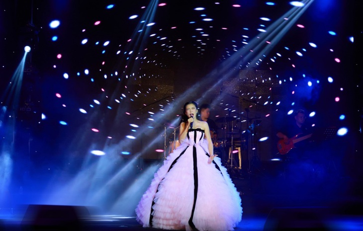 Tú Tri cho thấy khả năng linh hoạt và biến hóa đa dạng trong giọng hát của cô